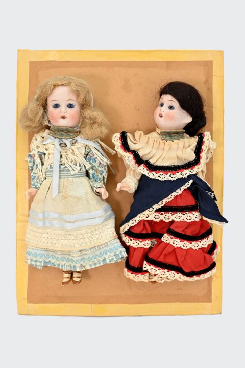 Zwei Porzellanpuppen auf Musterkarte, 1890er Jahre, Hertwig & Co. Katzhütte, Spielzeugmuseum Ratingen, Foto: Jörg Fuhrmann 